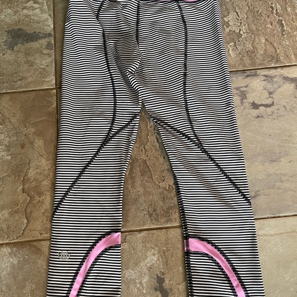 Lululemon Inspire Crop II
2014 Seawheeze - Zoomer Zip Angel Wing White / Black - Picture 5 of 5